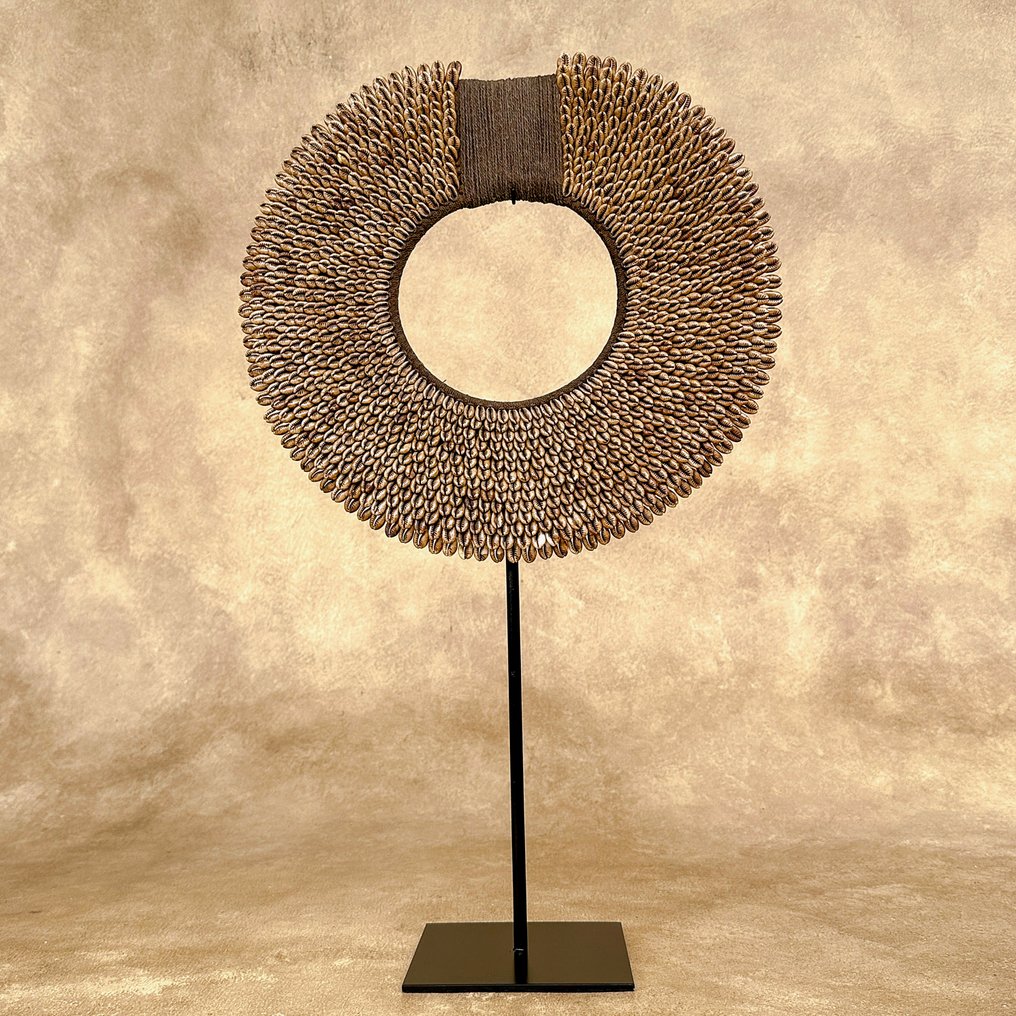 Koriste-esine (2) - NO RESERVE PRICE -Stunning  Pair XL of caramel coloured tolai necklaces on custom stands - Papua-Uusi-Guinea #3.2