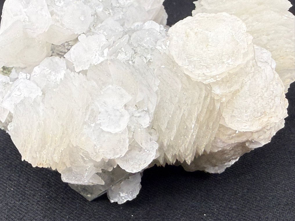 Fluorescent Calcite (UV) crystals var Pagoda (poker chip) Specimen - Height: 10.5 cm - Width: 8 cm- 481 g #4.3