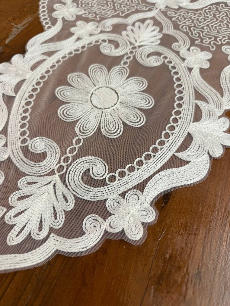 中央裝飾品 - 浮雕刺绣桌布中央垫，带有花卉藤蔓图案  - 棉 #1.0