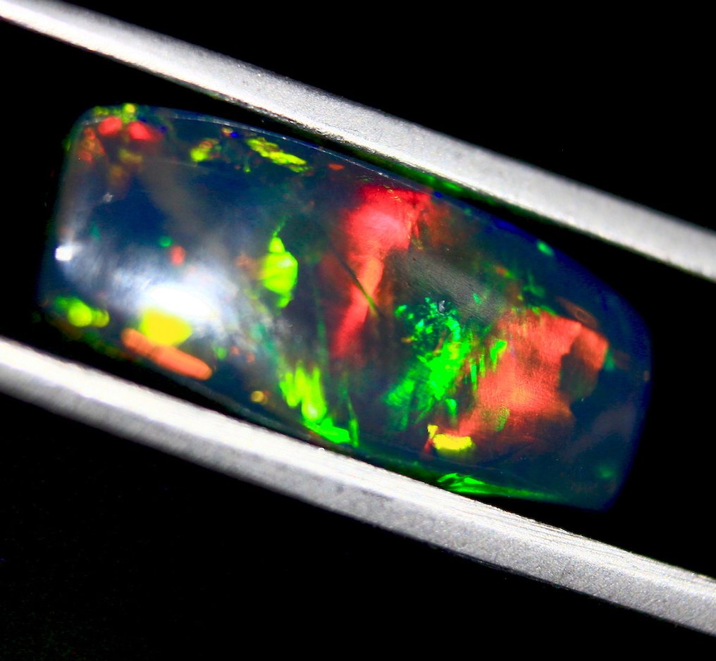 ΔΩΡΕΑΝ ΑΠΟΣΤΟΛΗ. Καράτια 2,90. Φυσικό Αιθιοπικό Μαύρο Όπαλ - Ορθογώνιο. Καμπουσόν - Ύψος: 18 mm - Πλάτος: 9 mm- 0.58 g #2.1