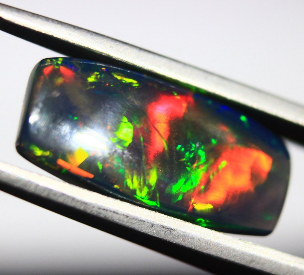 ΔΩΡΕΑΝ ΑΠΟΣΤΟΛΗ. Καράτια 2,90. Φυσικό Αιθιοπικό Μαύρο Όπαλ - Ορθογώνιο. Καμπουσόν - Ύψος: 18 mm - Πλάτος: 9 mm- 0.58 g #1.0