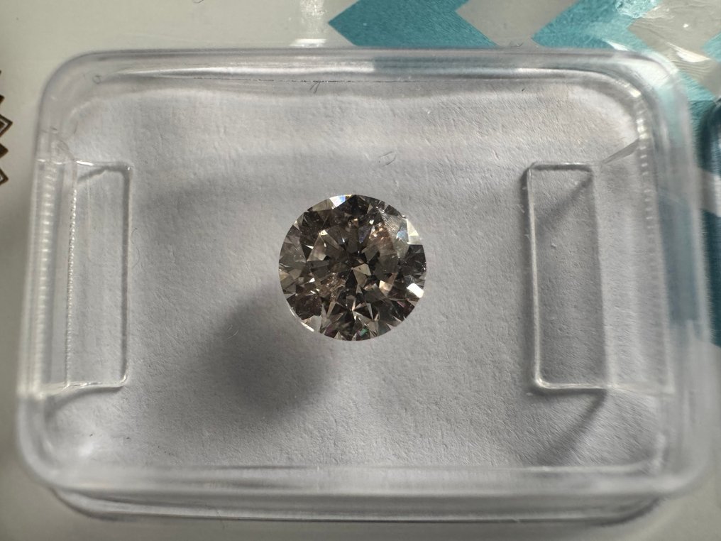 1 pcs Diamante  (Colorato naturale)  - 0.71 ct - Rotondo - Fancy light Rosato Marrone - I1 - International Gemological Institute (IGI) #1.0