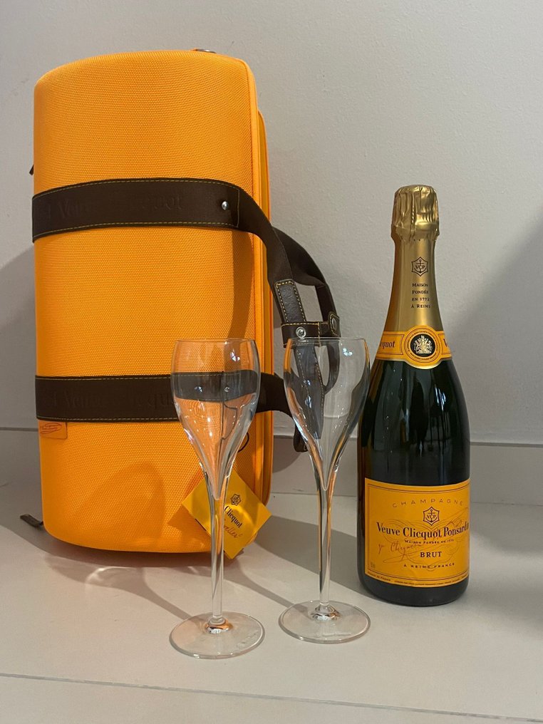 Veuve Clicquot, Ponsardin Traveller Set and two branded Champagne flutes in branded travel case and outer box - Champagne Brut - 1 Bottiglia (0,75 litri) #1.0