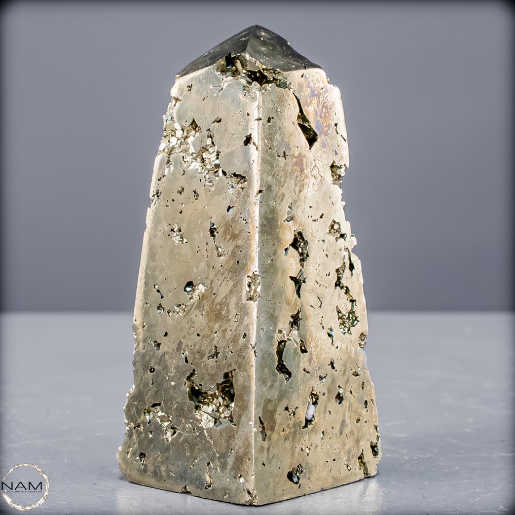 Puterea de aur – Obelisc din pyrit plin de energie și putere de protecție. Obelisk - Druse- 242.62 g #4.3