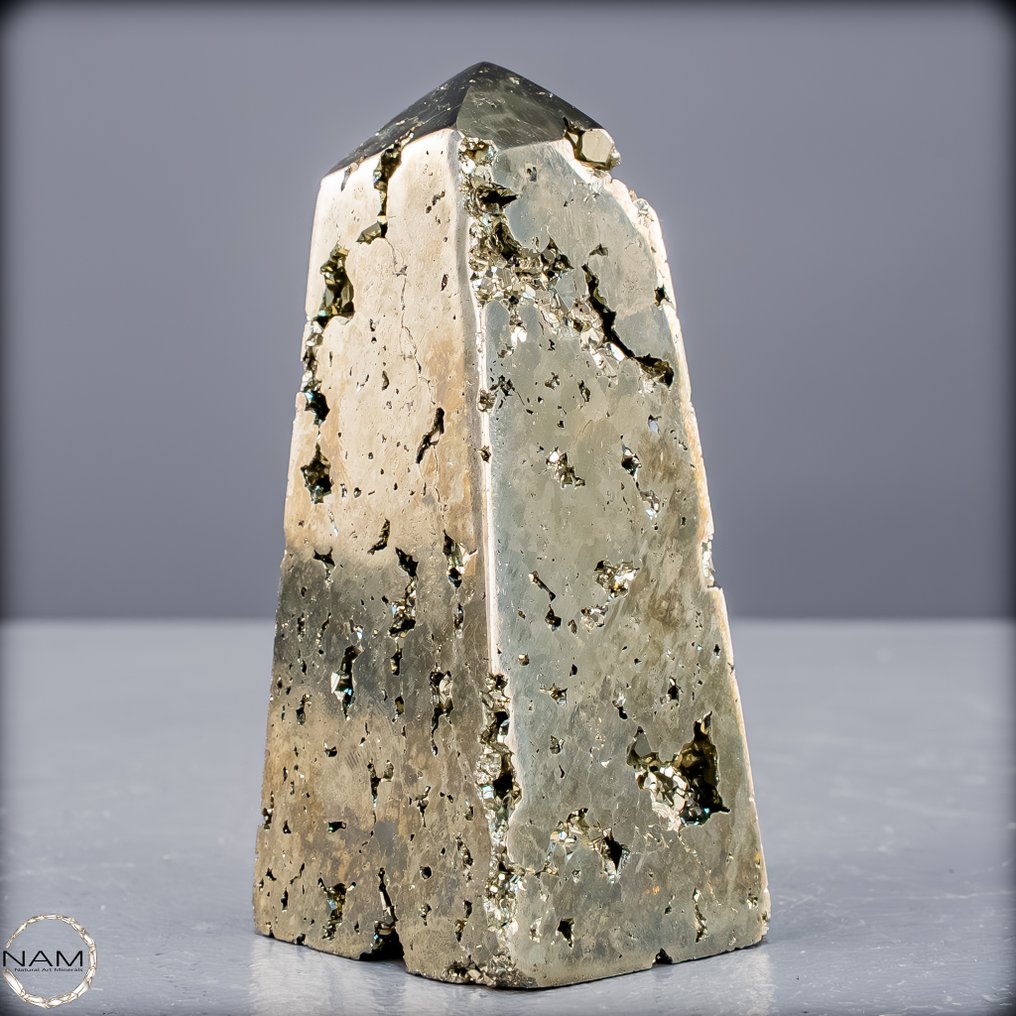 Puterea de aur – Obelisc din pyrit plin de energie și putere de protecție. Obelisk - Druse- 242.62 g #1.0