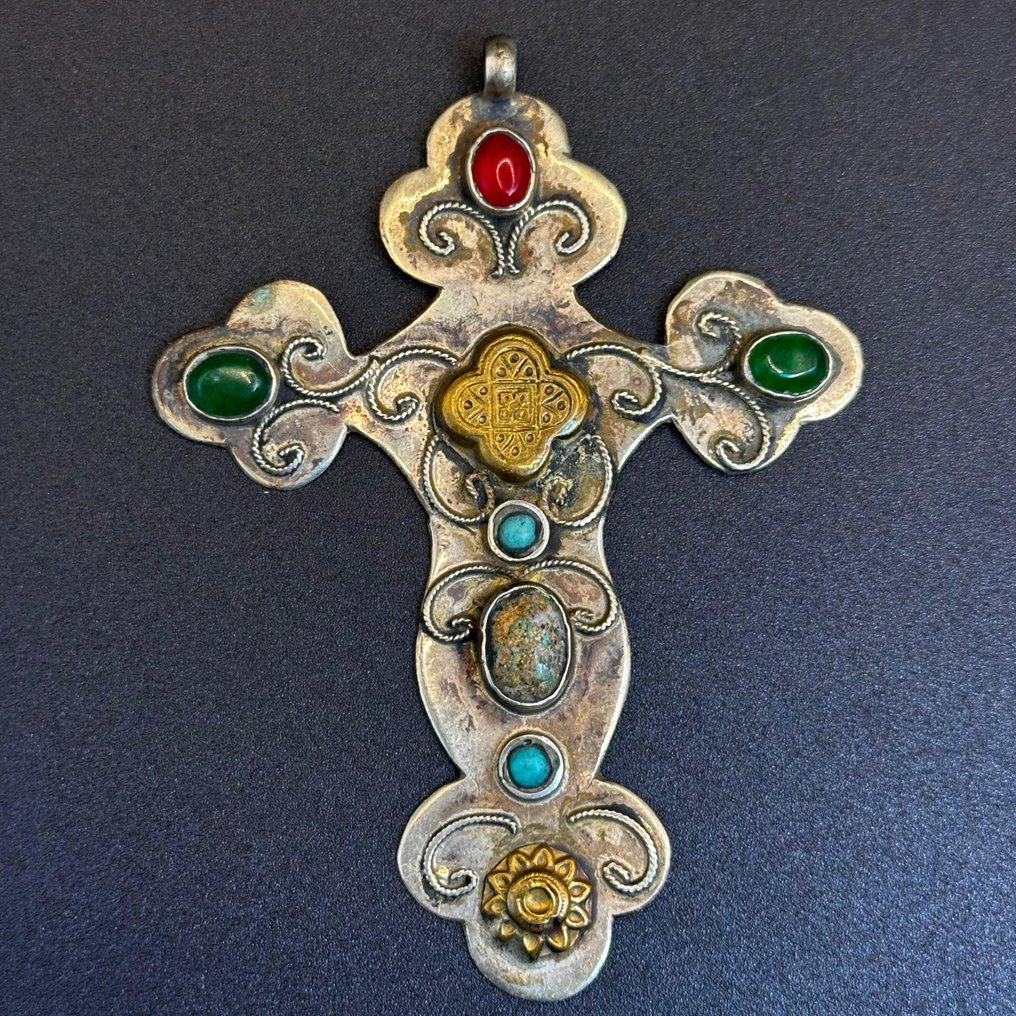 Suuri turkkilainen sekoitemetallinen ristisauva, jossa on filigreeä, kullansävyä ja inlay-kiviä. - Ristiriipus #1.0