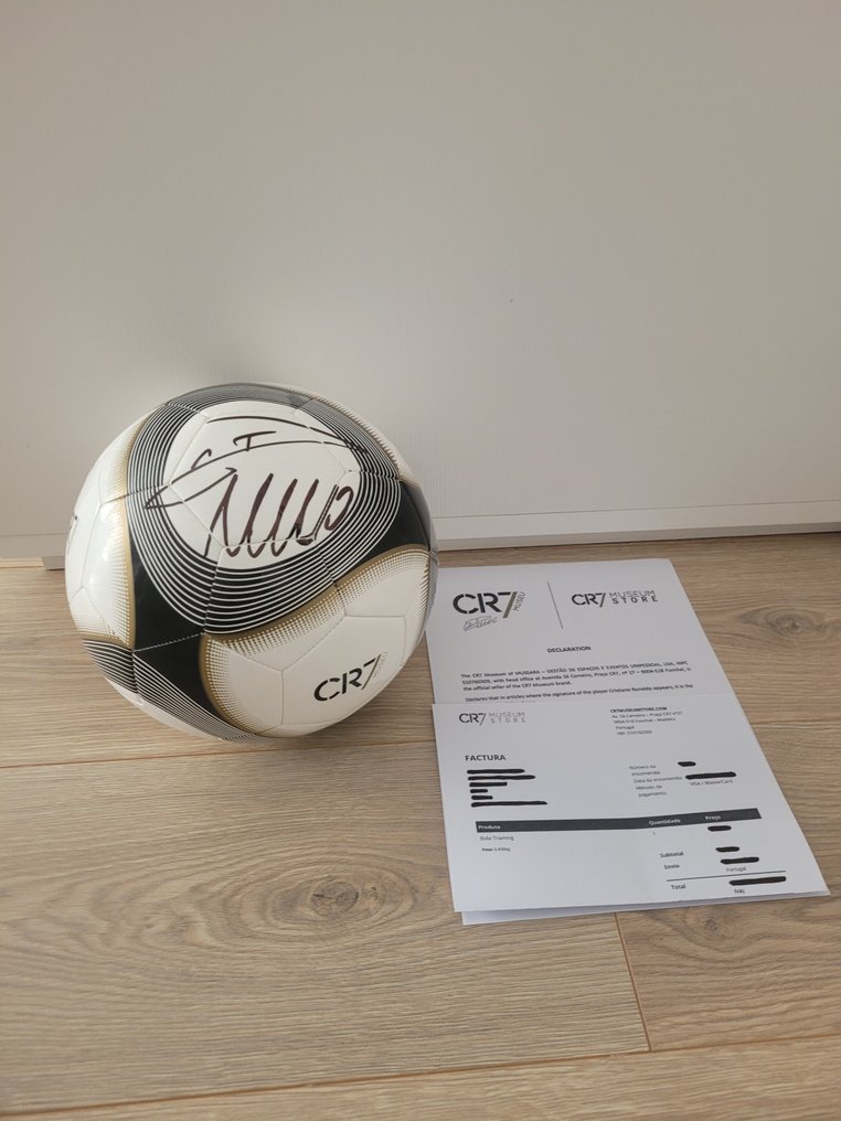 克里斯蒂亚诺·罗纳尔多。由CR7签名的足球，附带证书。  #4.3