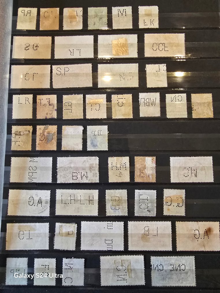 法国 1890/2006 - 独特的经典法国 perfins 收藏，书背面 #1.0