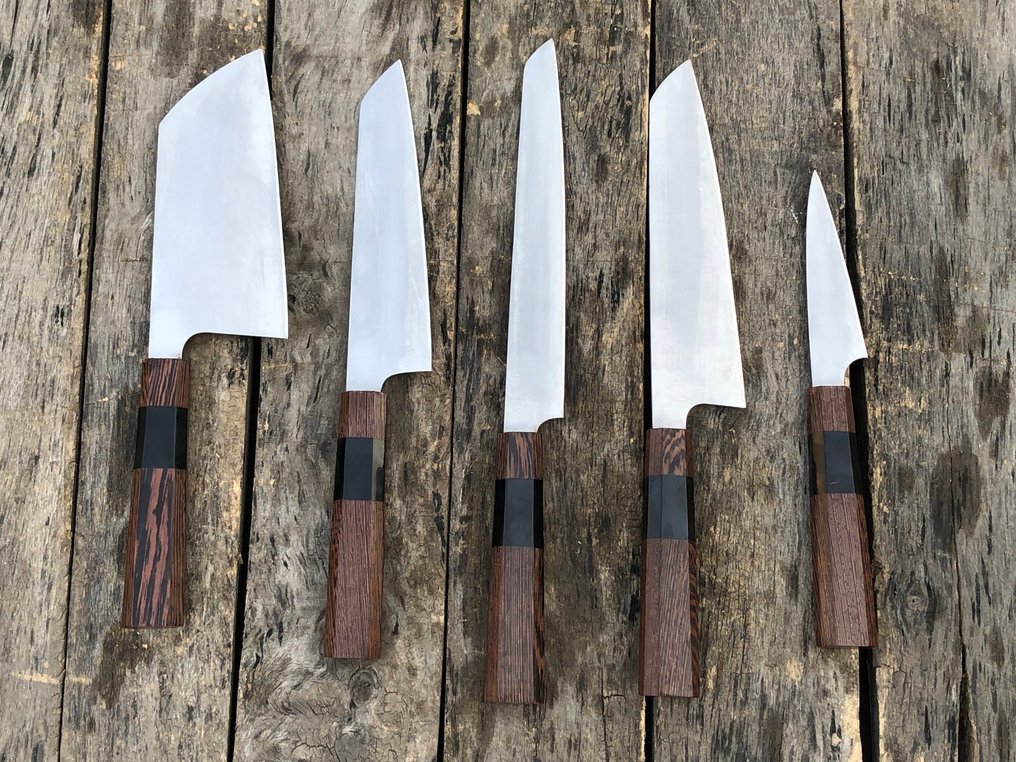 厨刀 - 手工收藏品厨师刀套装（5件）日本特钢，乌木把手 - 北美 - Leather Saya (Z2) #4.3