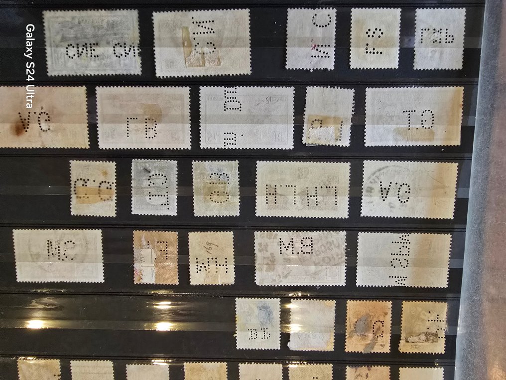 法国 1890/2006 - 独特的经典法国 perfins 收藏，书背面 #4.3