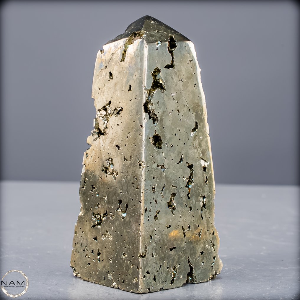 Puterea de aur – Obelisc din pyrit plin de energie și putere de protecție. Obelisk - Druse- 242.62 g #2.1