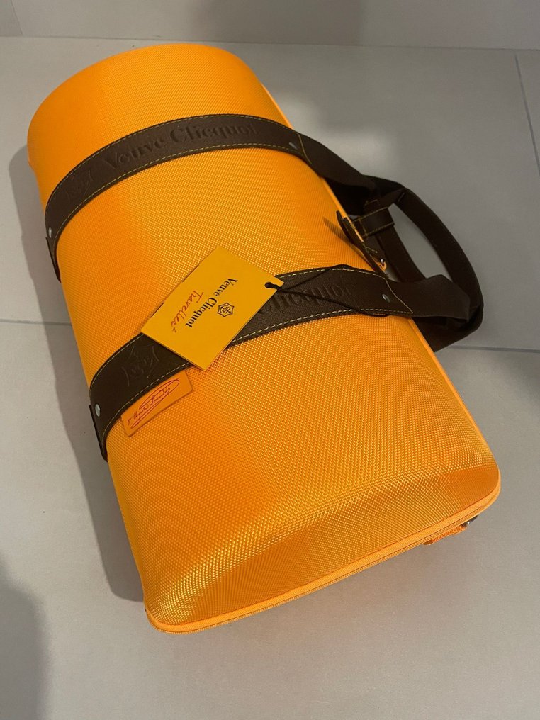 Veuve Clicquot, Ponsardin Traveller Set and two branded Champagne flutes in branded travel case and outer box - Champagne Brut - 1 Bottiglia (0,75 litri) #3.2