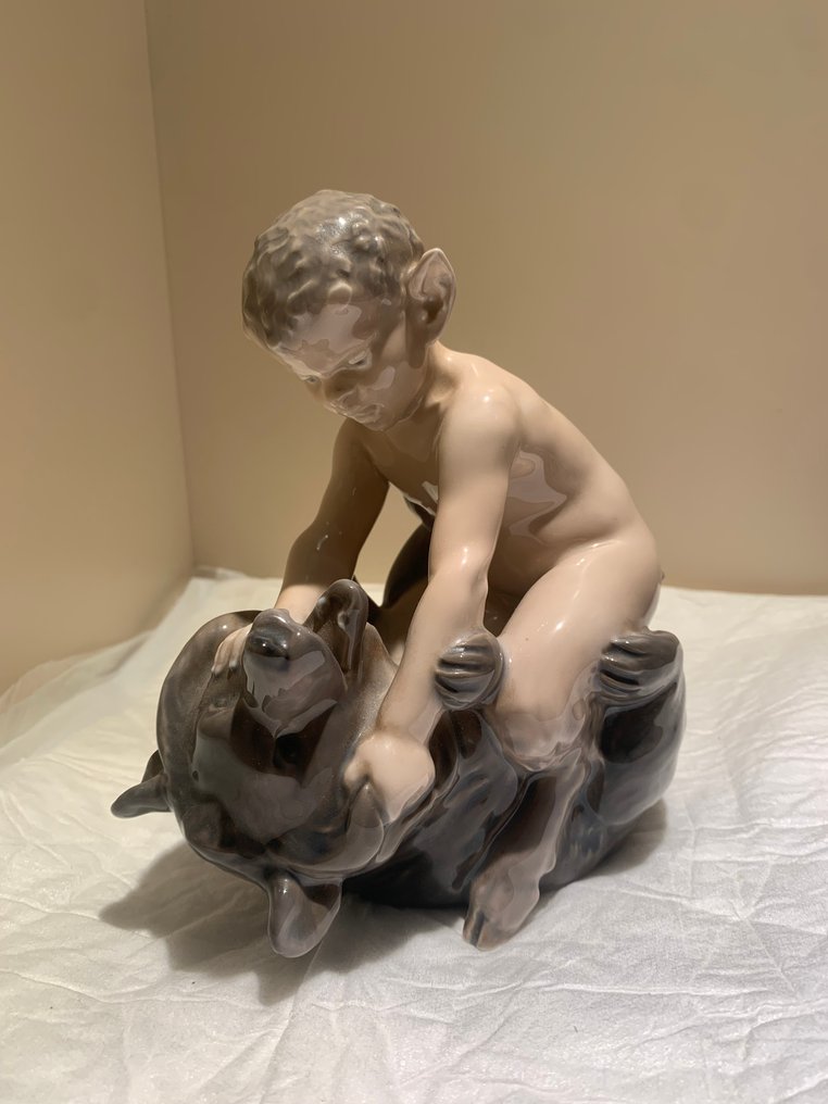 Royal Copenhagen - Christian Thomsen - 雕塑, Faune avec Ours, n° 648 - 16 cm - 瓷 #1.0