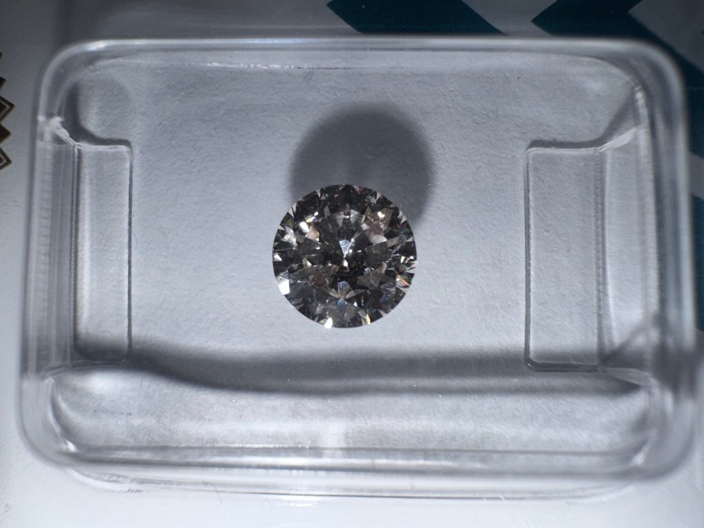 1 pcs Diamante  (Colorato naturale)  - 0.71 ct - Rotondo - Fancy light Rosato Marrone - I1 - International Gemological Institute (IGI) #3.2