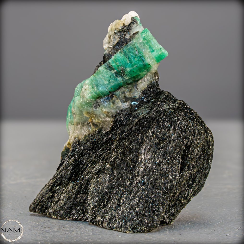 来自哥伦比亚传奇的Muzo矿的母岩上的天然祖母绿水晶。 一件具有特殊品质的非凡藏品，475,95 克拉- 95.19 g #3.2