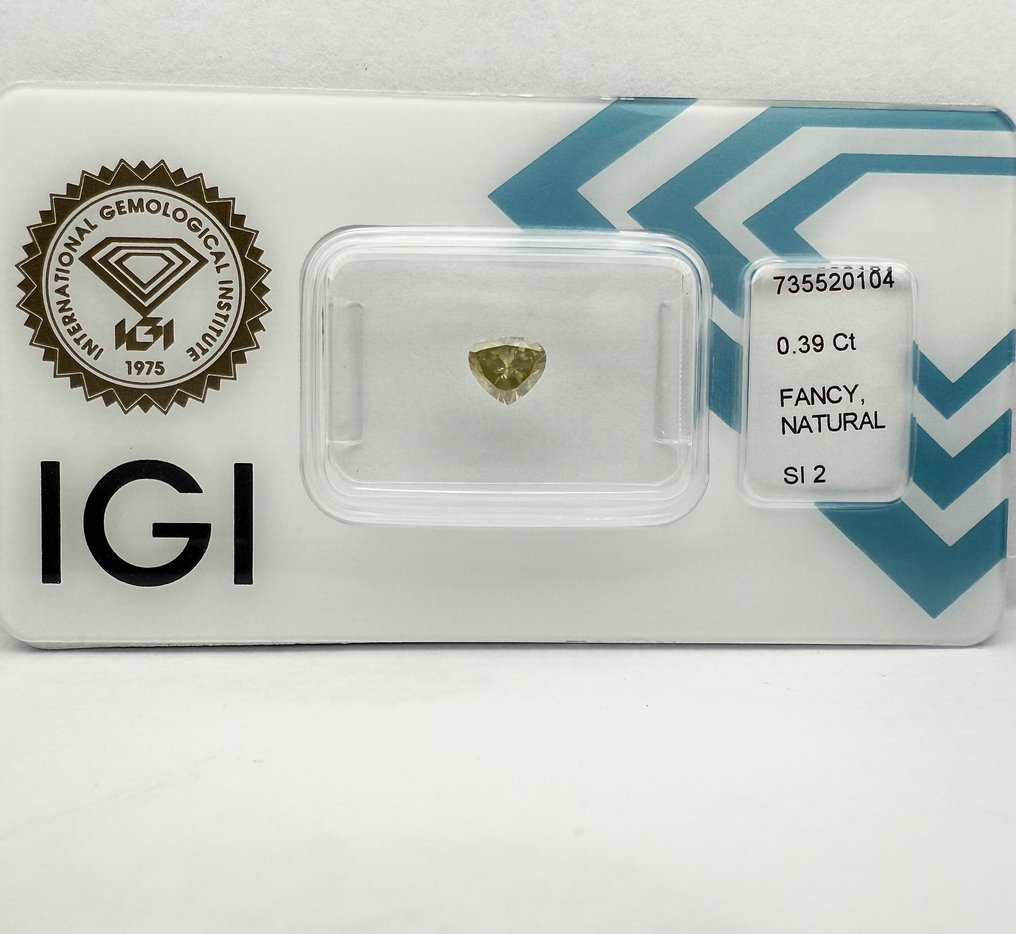 χωρίς τιμή ασφαλείας - 1 pcs Διαμάντι (Φυσικού χρώματος) - 0.39 ct - Αχλάδι - Fancy deep Πρασινωπό, Γκριζωπό Κίτρινο - SI2 - International Gemological Institute (IGI) #4.3