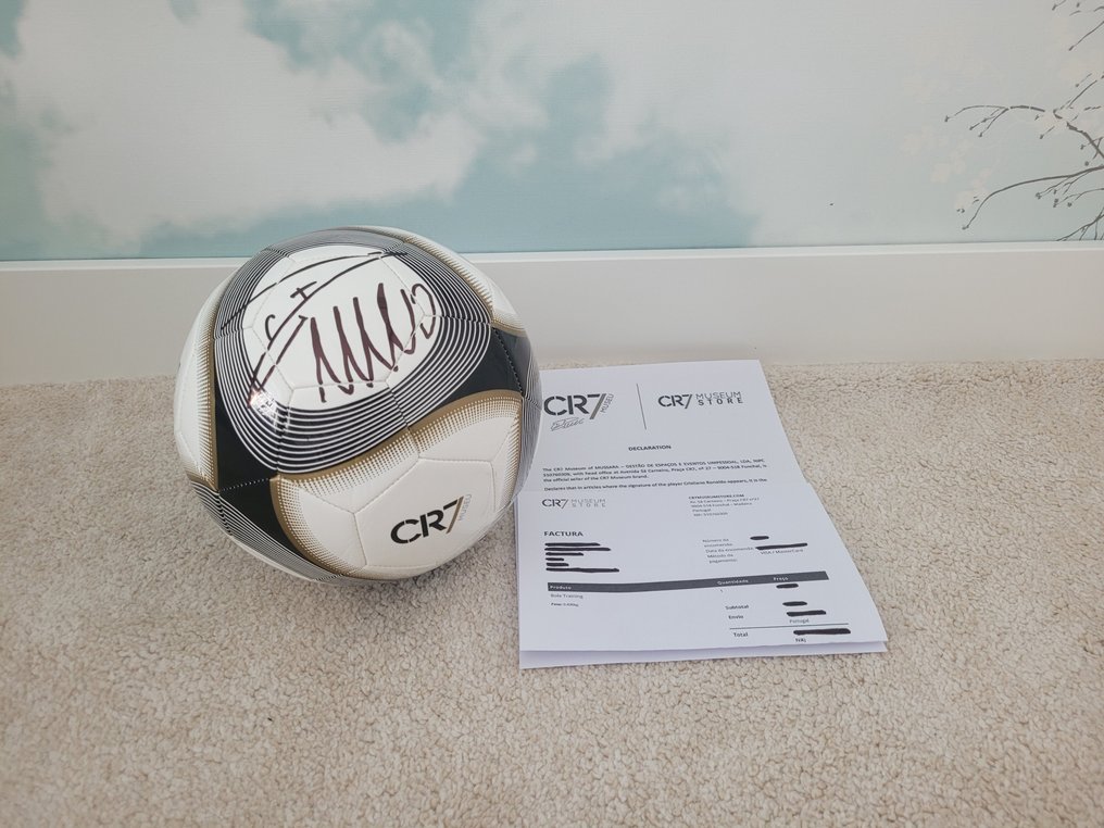 克里斯蒂亚诺·罗纳尔多。由CR7签名的足球，附带证书。  #1.0