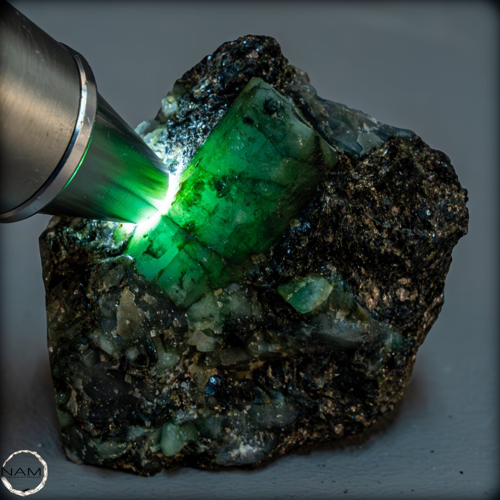 Natural emerald crystals on host rock from the legendary Muzo Mine in Colombia. An extraordinary find of special quality, 650.75 ct.- 130.15 g #4.3