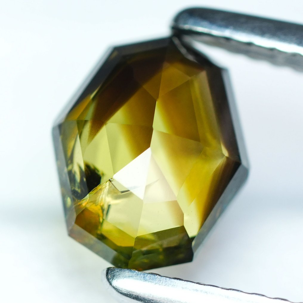 沒有保留價 - 1 pcs  綠色, 黃色 藍寶石  - 2.57 ct - 國際有色寶石協會 (ICA GemLab) - 有图案的色彩分区和彩虹色羽毛 #4.3