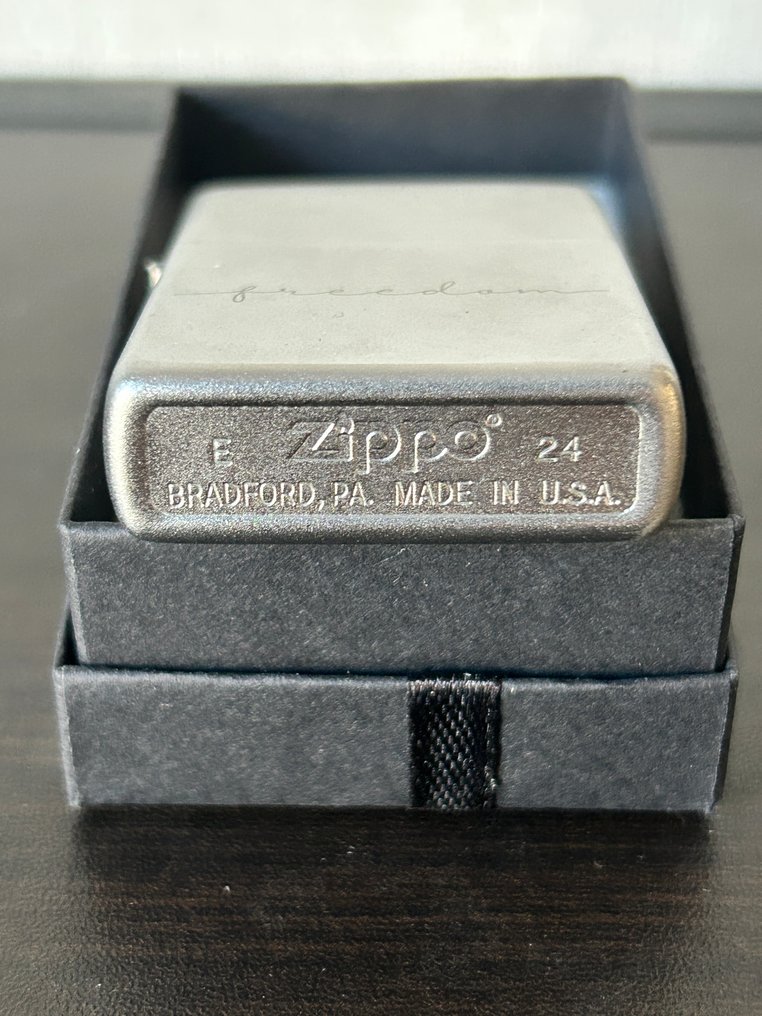 Zippo - E24 - Freedom + Giftbag - Sem preço de reserva - Isqueiro - Aço #4.3
