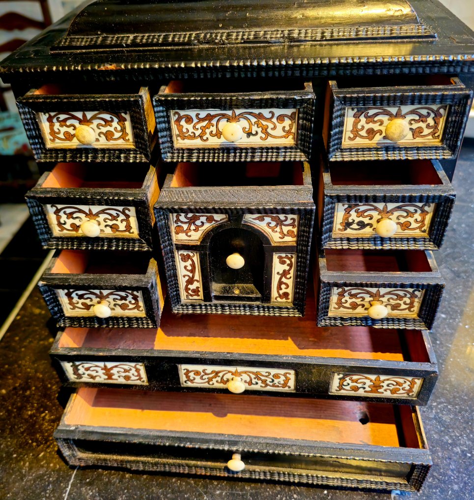 硬币 - 骨, 木 - 巴洛克收藏家柜，可能是安特卫普 #1.0