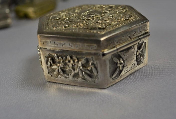 Ritka kínai ezüst doboz Shou-szimbólummal és virágokkal domborműben – kb. 1890–1930 - Ezüst - Kína - áll #1.0