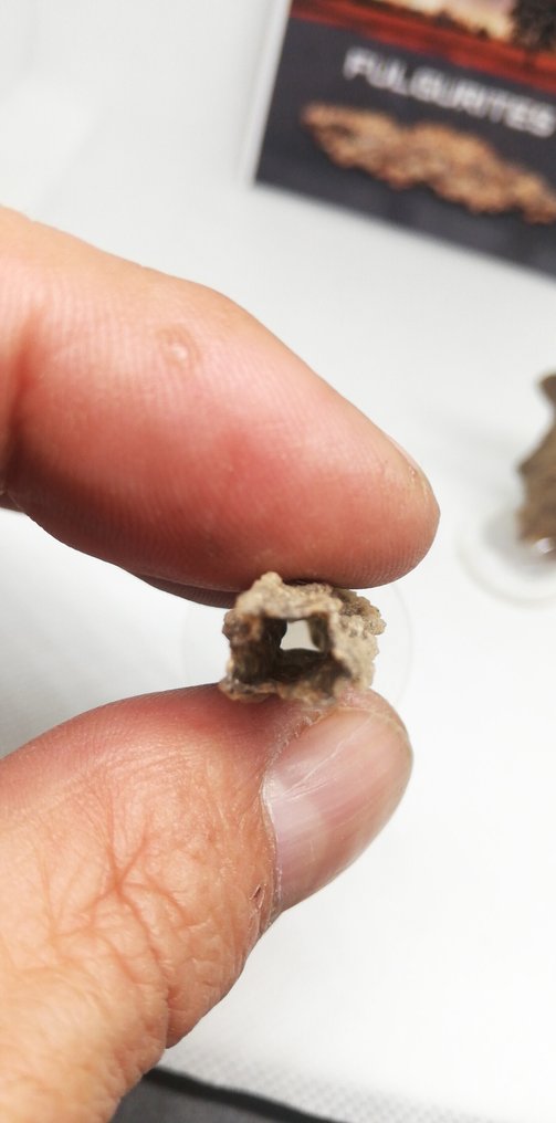 7 Φουγγουρίτες (Επίδραση κεραυνού). Léchateliérite. (Χωρίς ελάχιστη τιμή) - 40.5 g #3.2