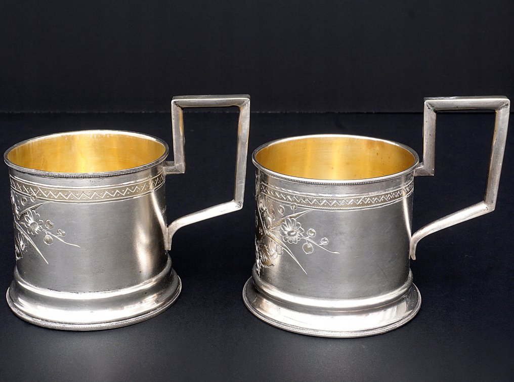 瓶子杯垫 (2) - 稀有的帝俄(莫斯科,1880–1908)——W.T. Sokolov——一对银制84佐罗特尼克玻璃杯垫 - .875 (84 Zolotniki) 银 - BТС(W.T. Sokolov) #1.0