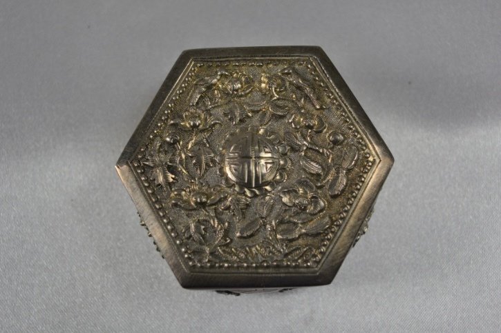 Ritka kínai ezüst doboz Shou-szimbólummal és virágokkal domborműben – kb. 1890–1930 - Ezüst - Kína - áll #1.0