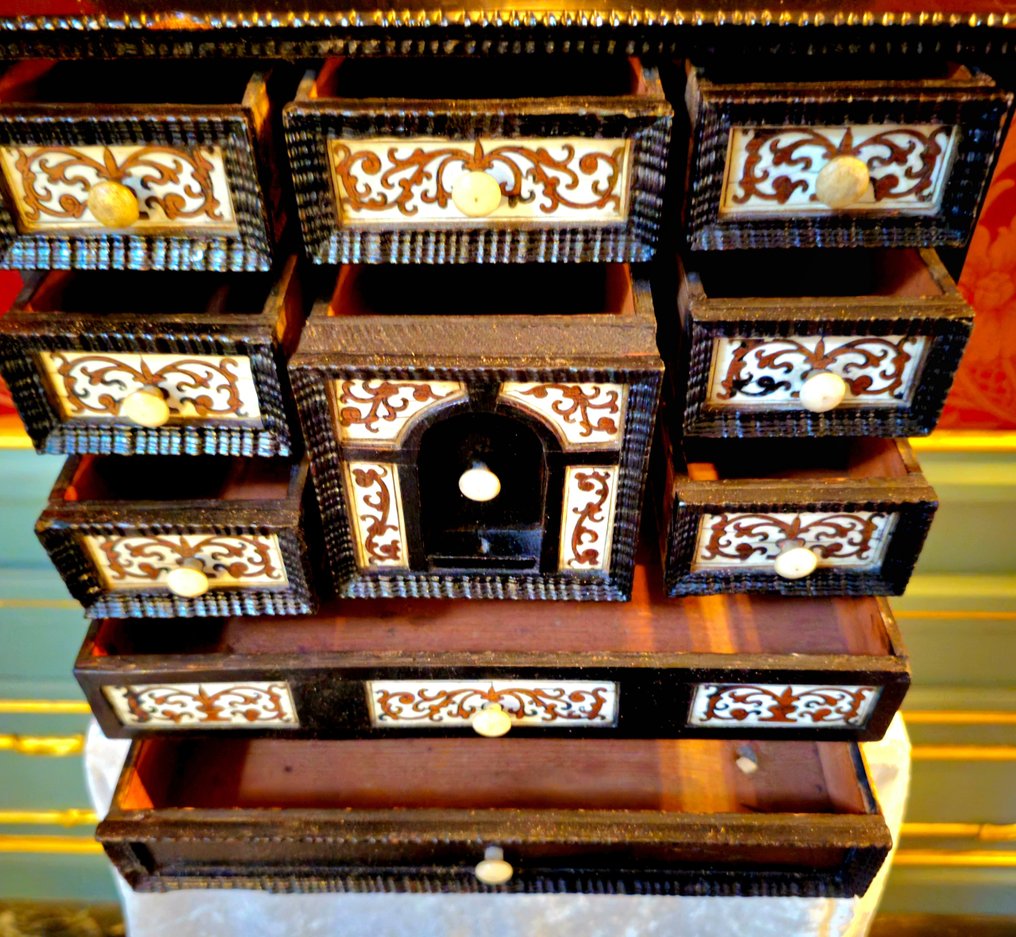 硬币 - 骨, 木 - 巴洛克收藏家柜，可能是安特卫普 #3.2