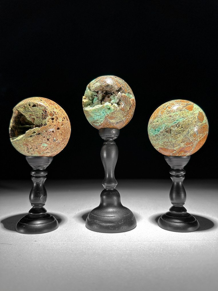 NO RESERVE PRICE - Wonderful set of 3 Green Smithsonite Spheres on custom stands - Height: 17.1 cm - Width: 6.3 cm- 1200 g - (3) #1.0