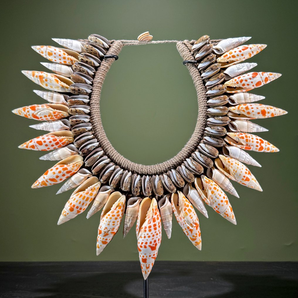 裝飾飾物 - NO RESERVE PRICE - SN11 - Decorative Shell Necklace on a custom stand - 巴布亞紐幾內亞 #2.1