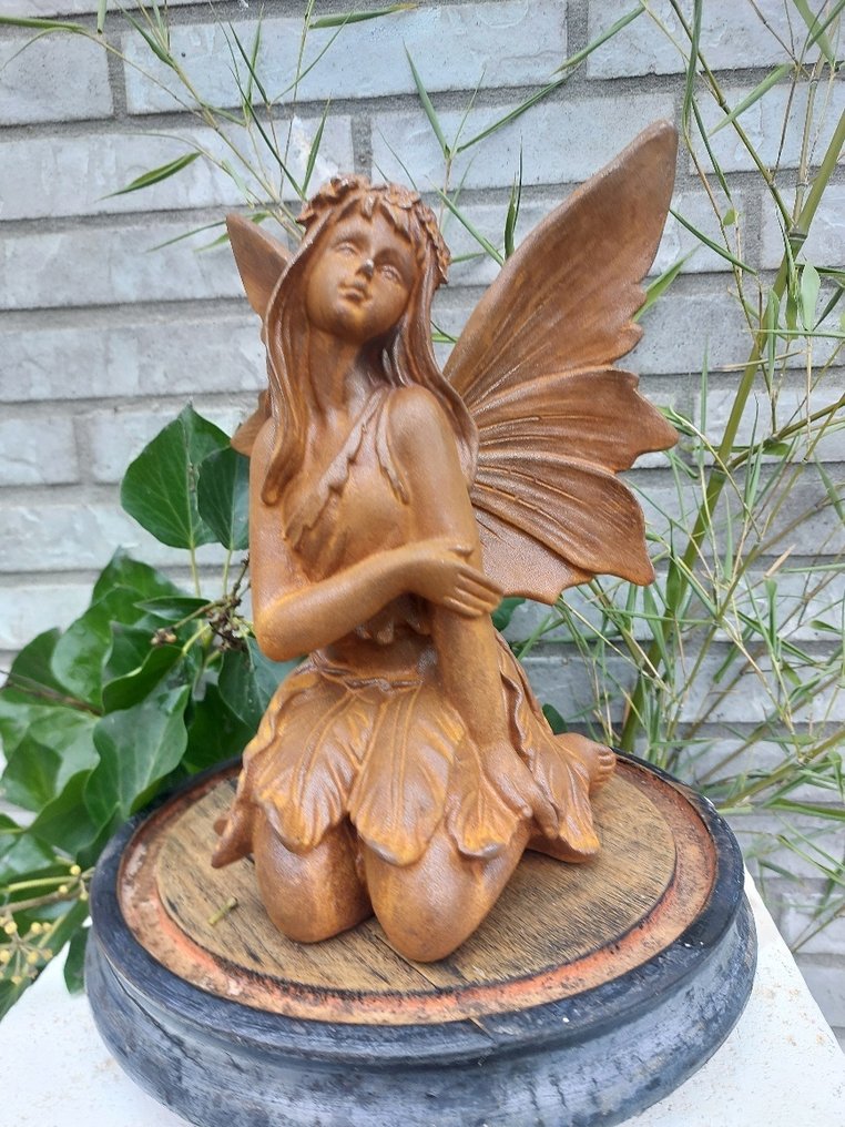 Statue, metal statue of a kneeling fairy - 26 cm - Cast iron #1.0