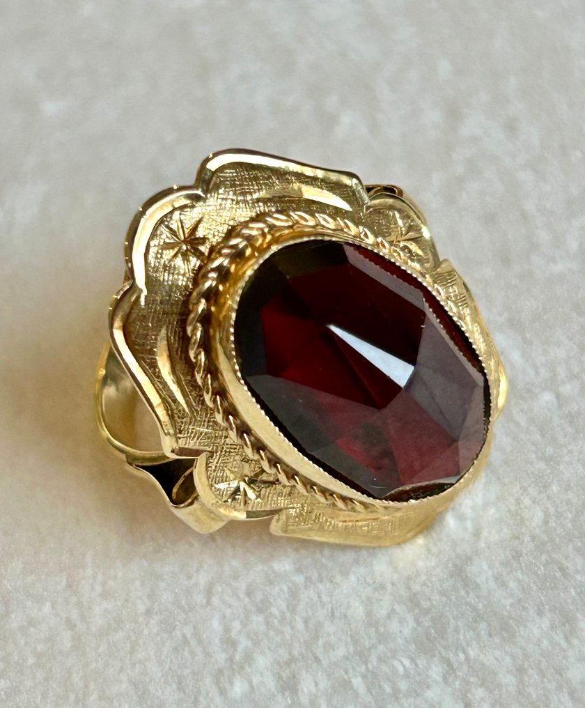 Ring - 14 karat Gull Garnet #3.2