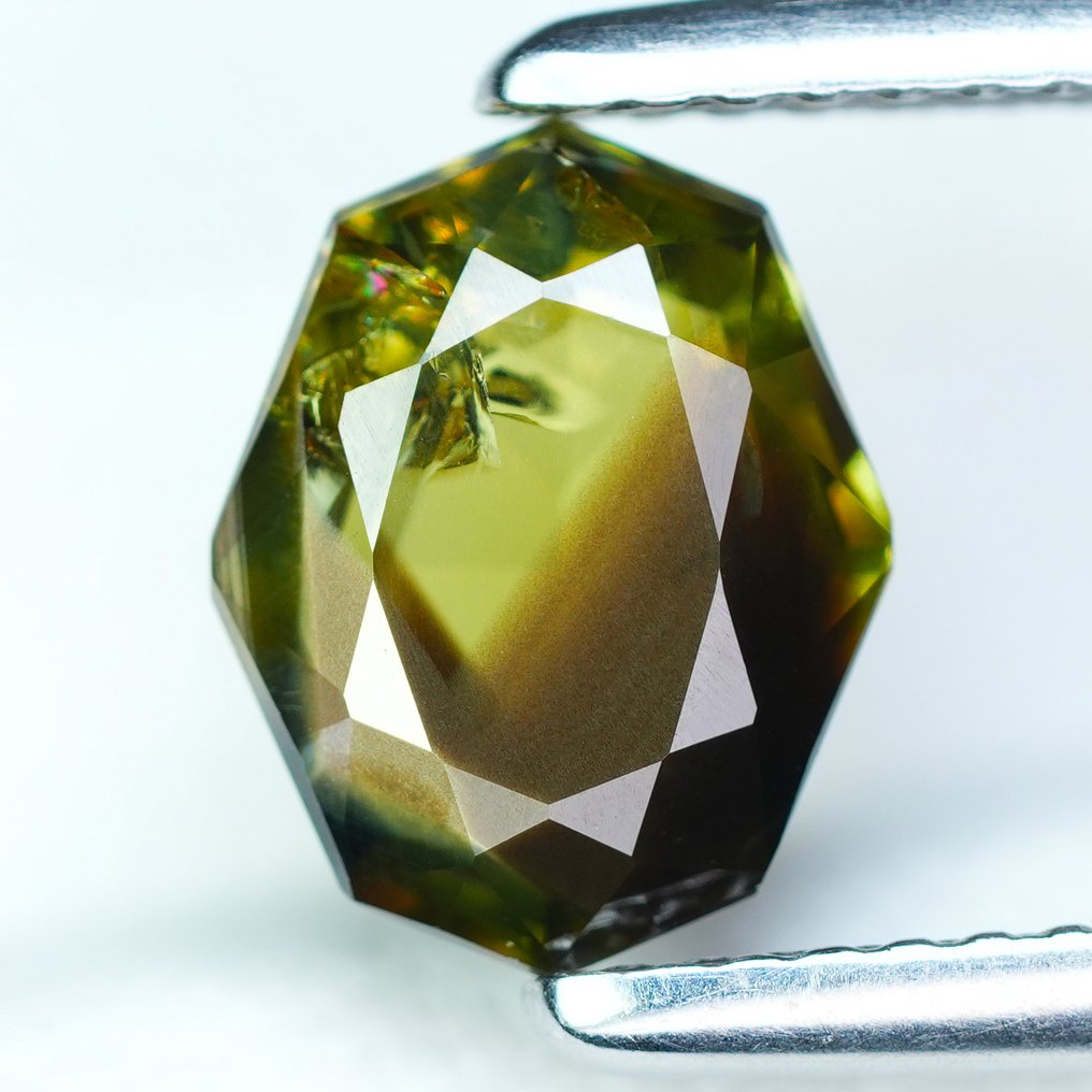 沒有保留價 - 1 pcs  綠色, 黃色 藍寶石  - 2.57 ct - 國際有色寶石協會 (ICA GemLab) - 有图案的色彩分区和彩虹色羽毛 #1.0