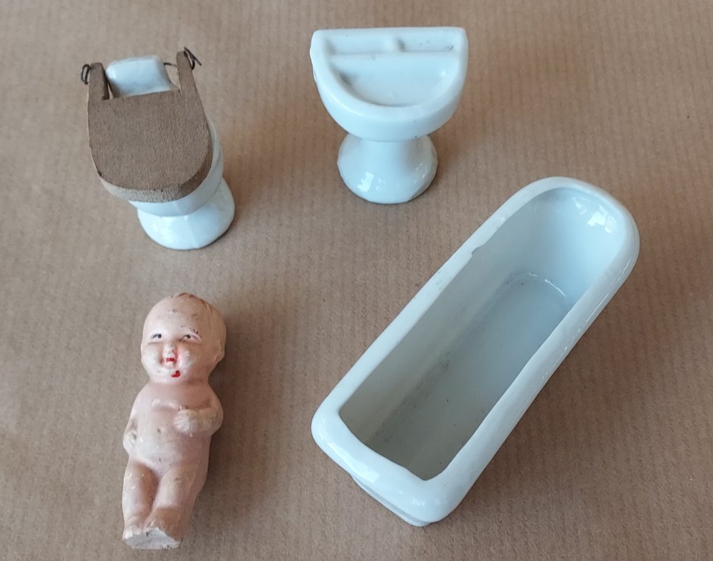 onbekend  - Κουκλόσπιτο Antieke Bisque porseleinen poppetjes met bad, wastafel en wc - 1910-1920 - Γερμανία #2.1