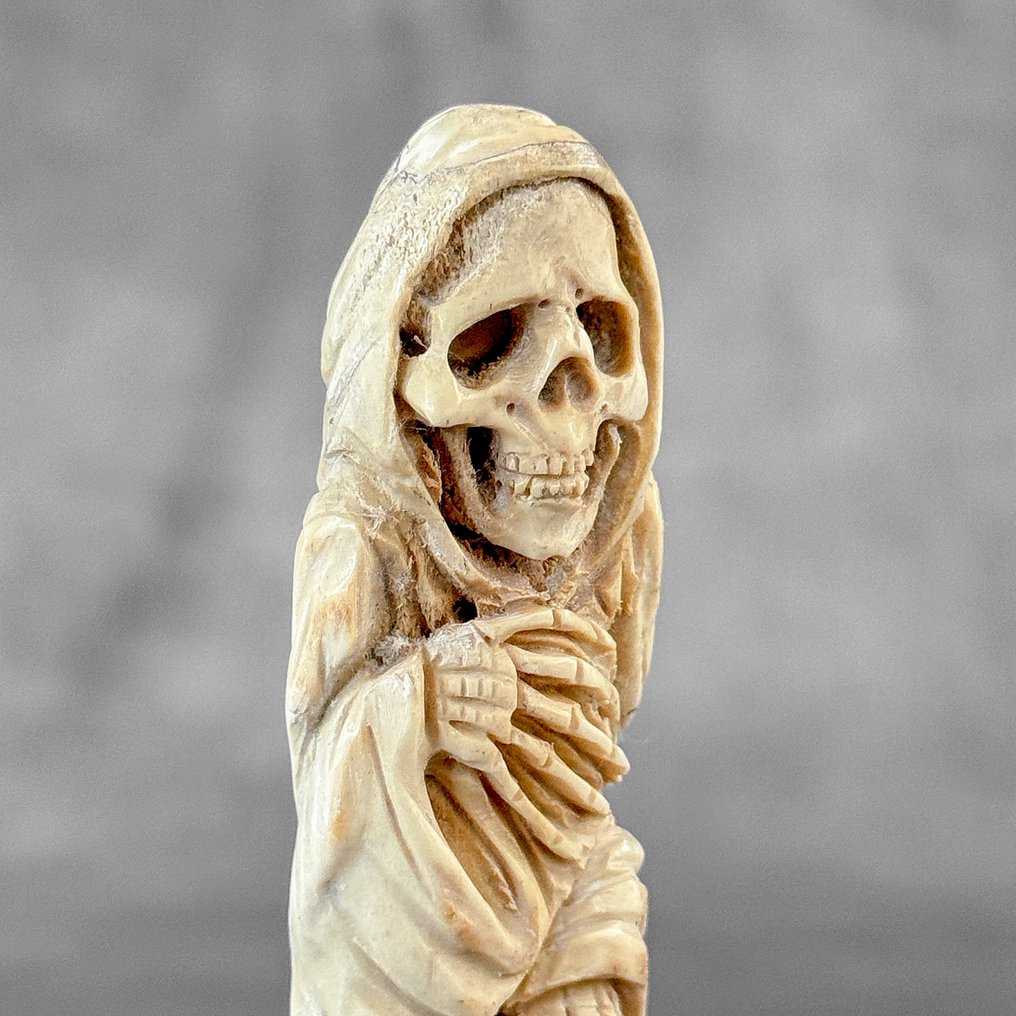 雕刻, NO RESERVE PRICE -Stunning grim reaper carving from deer antler on a custom stand - 17 cm - 鹿角 - 2025 #1.0