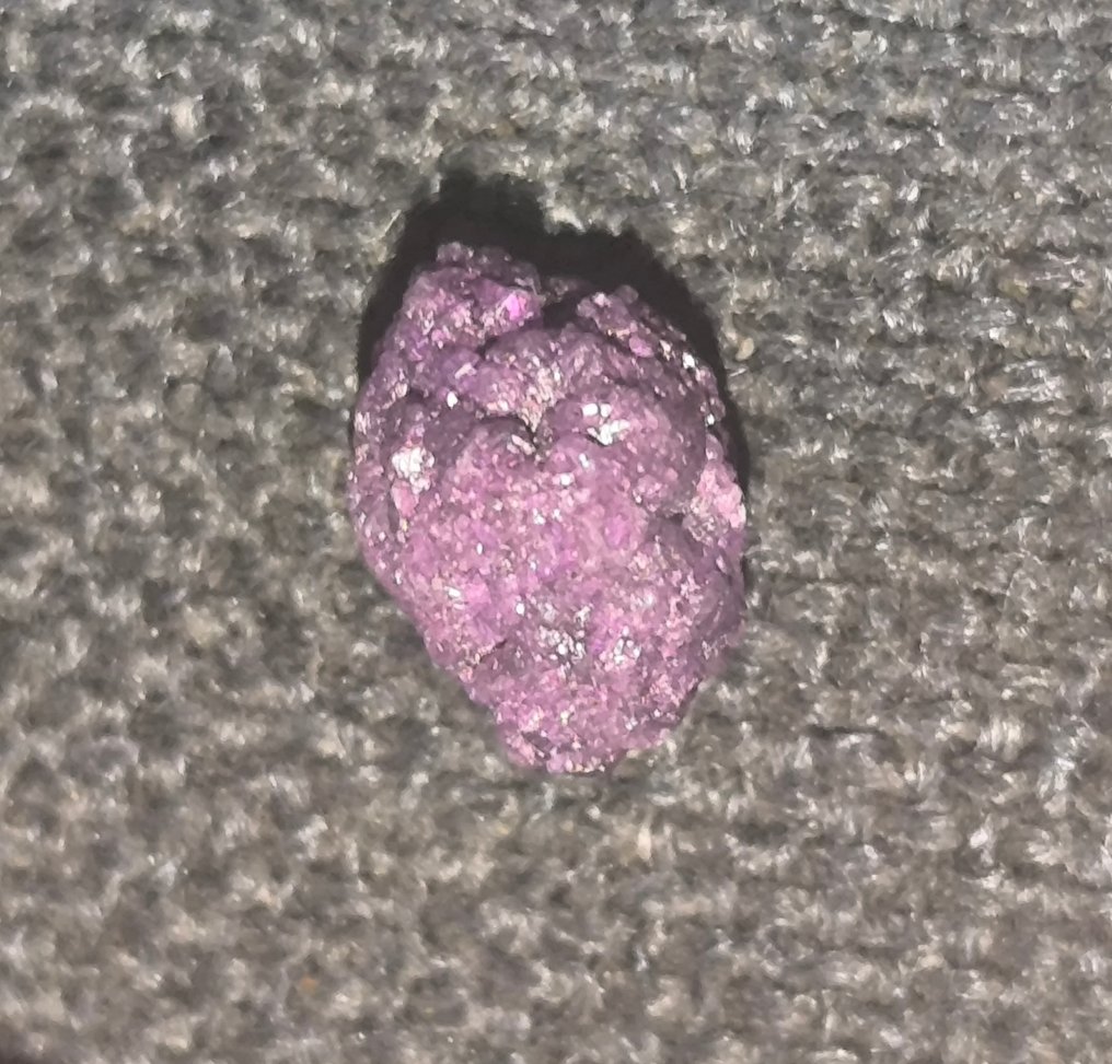 No reserve price magnificent 3.35 carats purple rough diamond crystal from Africa . - Height: 8.9 mm - Width: 6.5 mm- 0.67 g - (1) #2.1