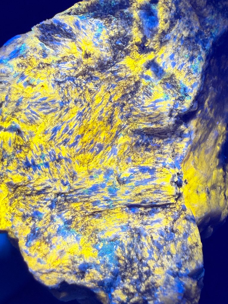 极其明亮的长石英云母和斑岩石，最近发现。 螢光 - 高度: 6.5 cm - 闊度: 5 cm- 119 g #1.0