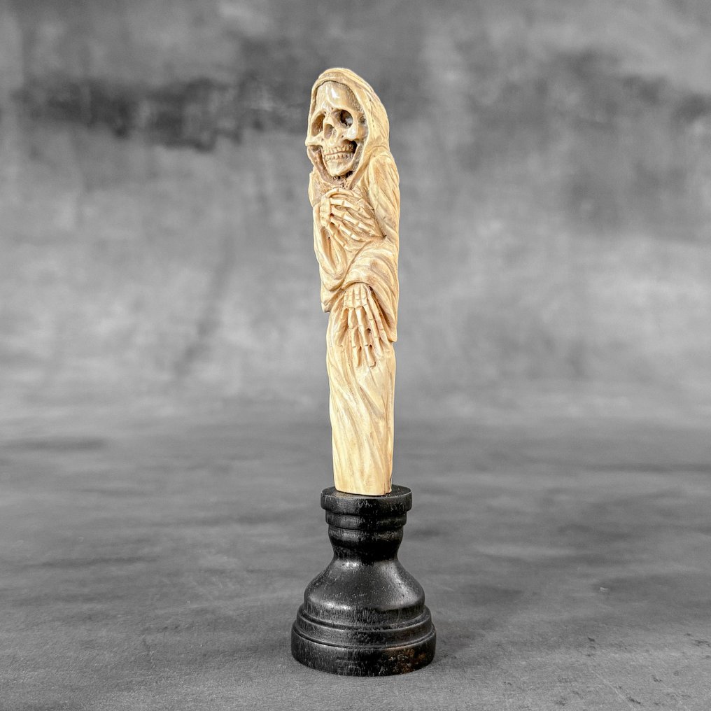 雕刻, NO RESERVE PRICE -Stunning grim reaper carving from deer antler on a custom stand - 17 cm - 鹿角 - 2025 #4.3