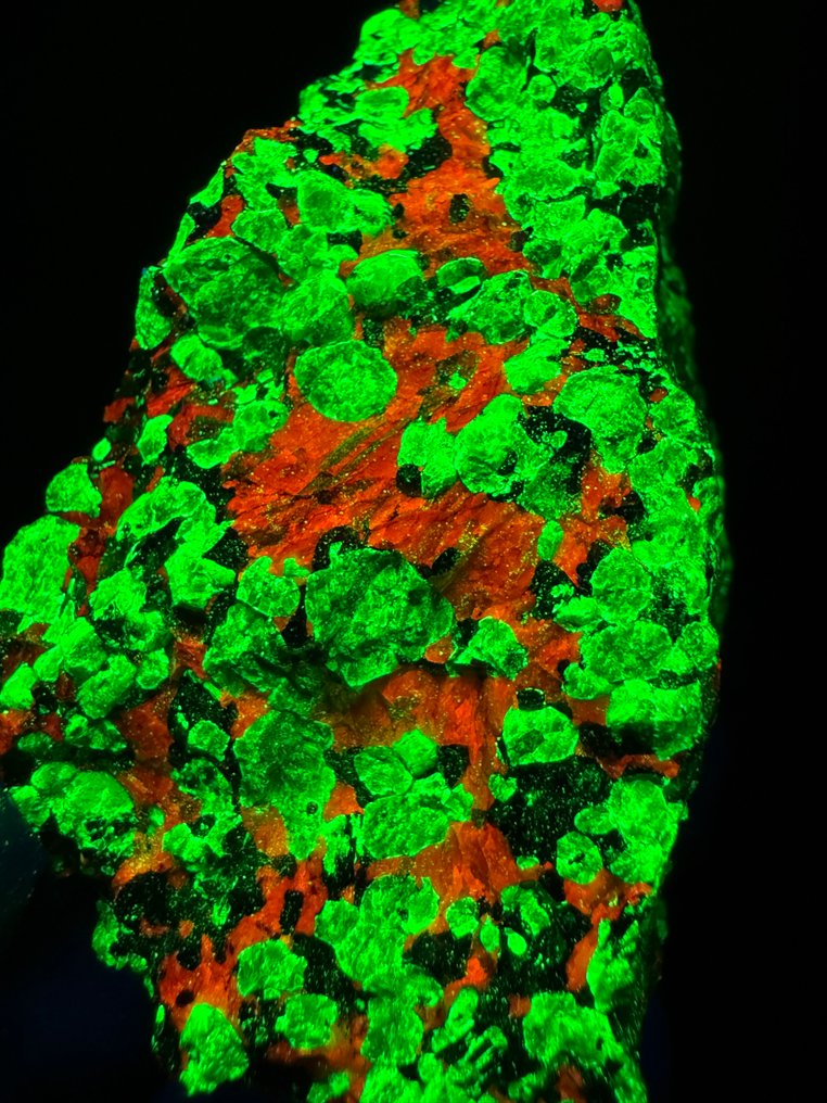 Extremely bright willemite in calcite. Fluorescent - Height: 6.5 cm - Width: 6.5 cm- 268 g #1.0