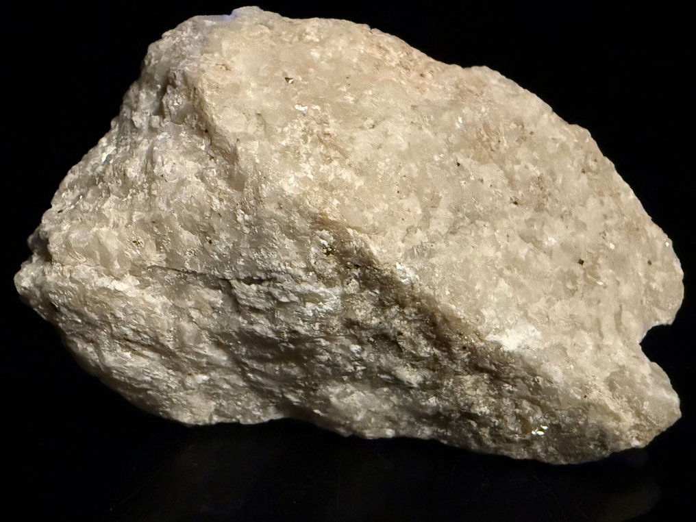 Absolute fantastic "lightning bolt" aragonite in calcite with minor hydrozincite. Fluorescent - Height: 8.5 cm - Width: 5 cm- 138 g #3.2