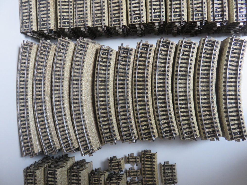 Märklin H0轨 - 模型火车车轨 (433) - 大量收藏 Märklin M-rails，直轨，各种弯轨和各种连接片。 #4.3