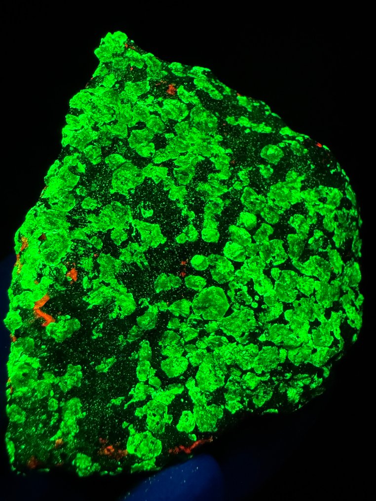 Extremely bright willemite in calcite. Fluorescent - Height: 6.5 cm - Width: 6.5 cm- 268 g #3.2