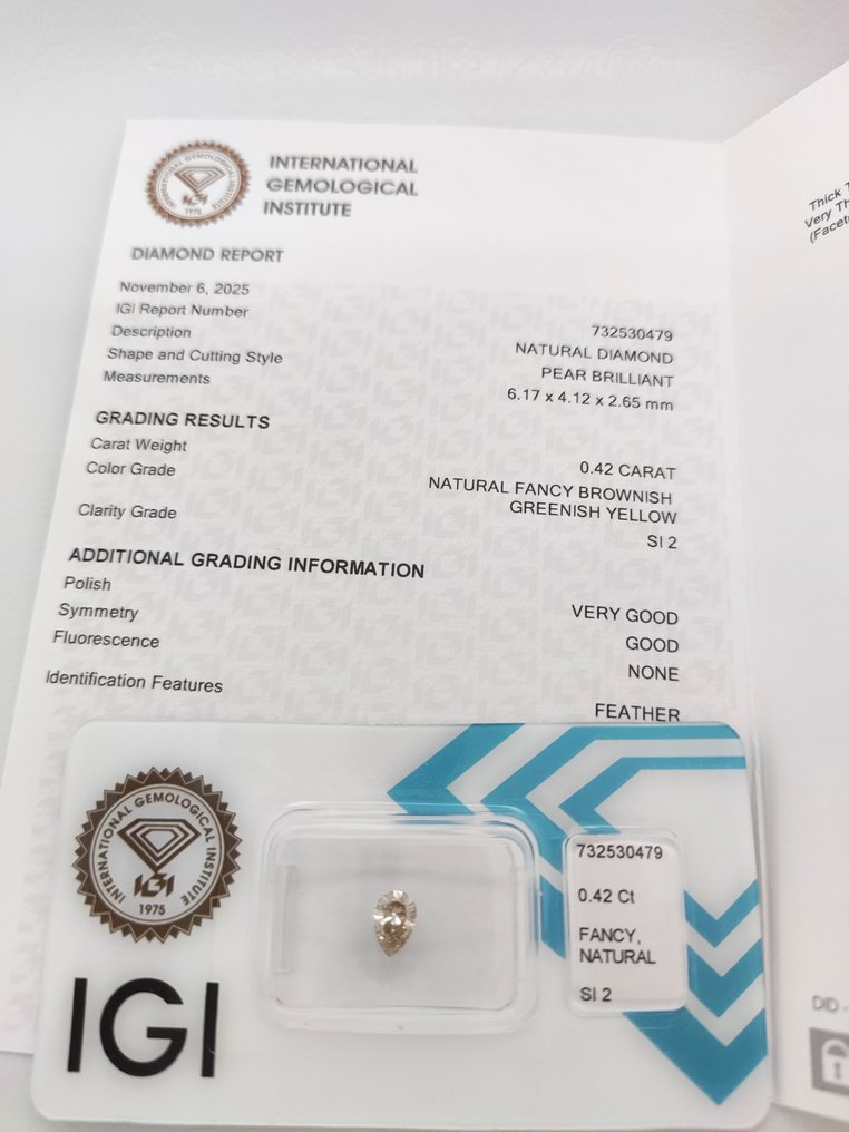 没有保留价 - 1 pcs 钻石  (天然色彩的)  - 0.42 ct - 梨形 - Fancy 稍帶棕色的, 稍帶綠色的 黄色 - SI2 微内含二级 - 国际宝石研究院（IGI） #3.2