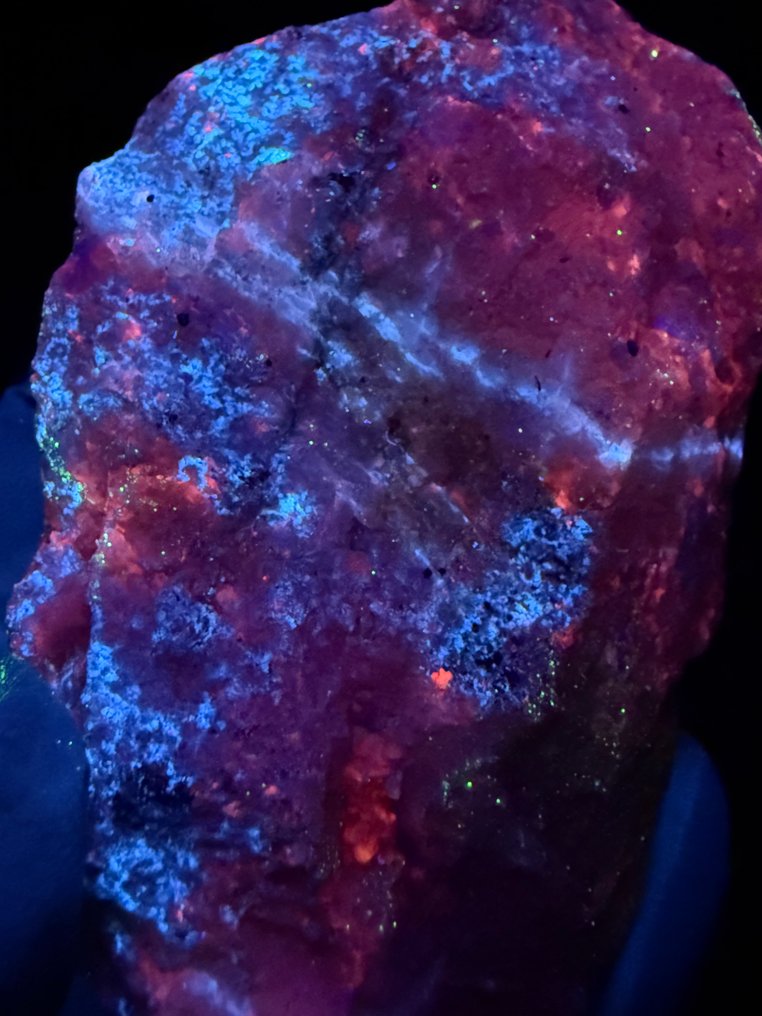 Absolute fantastic "lightning bolt" aragonite in calcite with minor hydrozincite. Fluorescent - Height: 8.5 cm - Width: 5 cm- 138 g #2.1