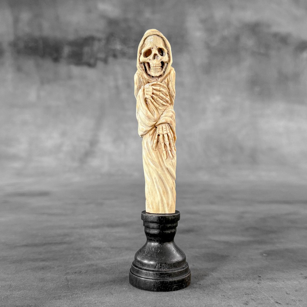 雕刻, NO RESERVE PRICE -Stunning grim reaper carving from deer antler on a custom stand - 17 cm - 鹿角 - 2025 #1.0