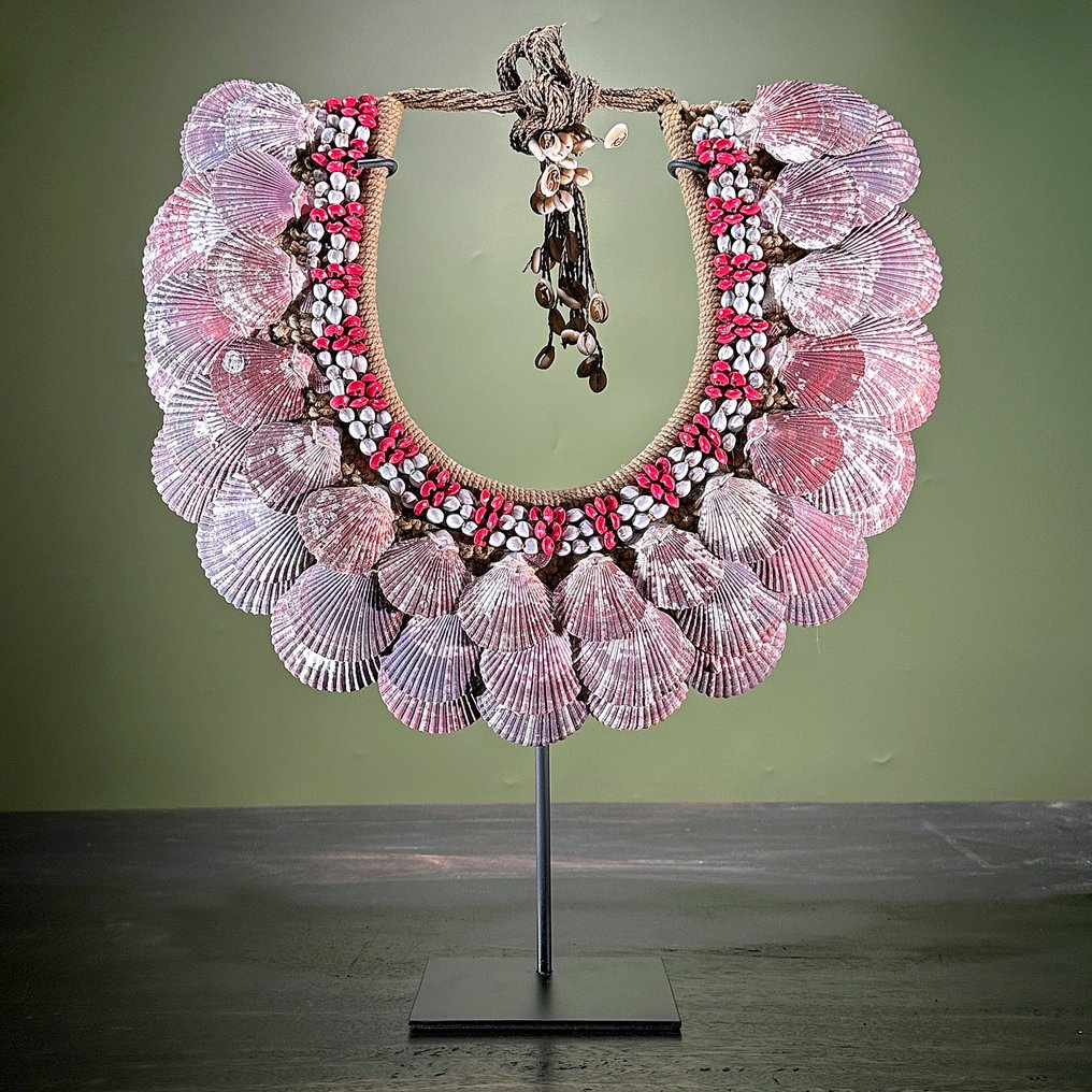 装饰饰品 - NO RESERVE PRICE - SN9 - Shell Necklace on a custom stand - Shells & Natural Fibres - 巴布亚新几内亚 #2.1
