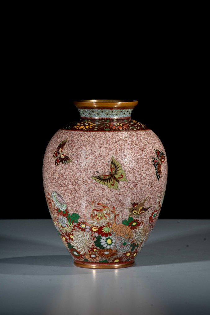 Βάζο - Σμάλτο, Ένα ασημένιο βάζο με τεχνική cloisonné, διακοσμημένο με πεταλούδες και χρυσάνθεμα. - Ιαπωνία - Περίοδος Meiji (τέλη του 19ου αιώνα) #1.0