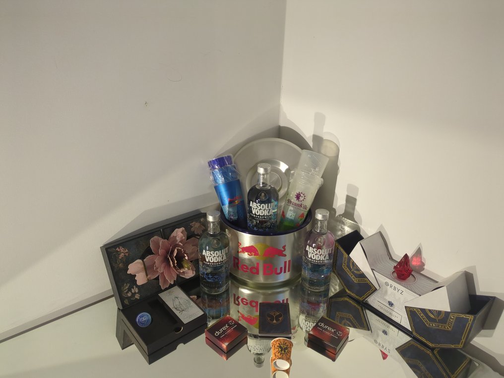 Absolut - Tomorrowland × Absolut Vodka × Redbull vip bundle   - b. 2025  - 700 ml - 3 flasker #1.0